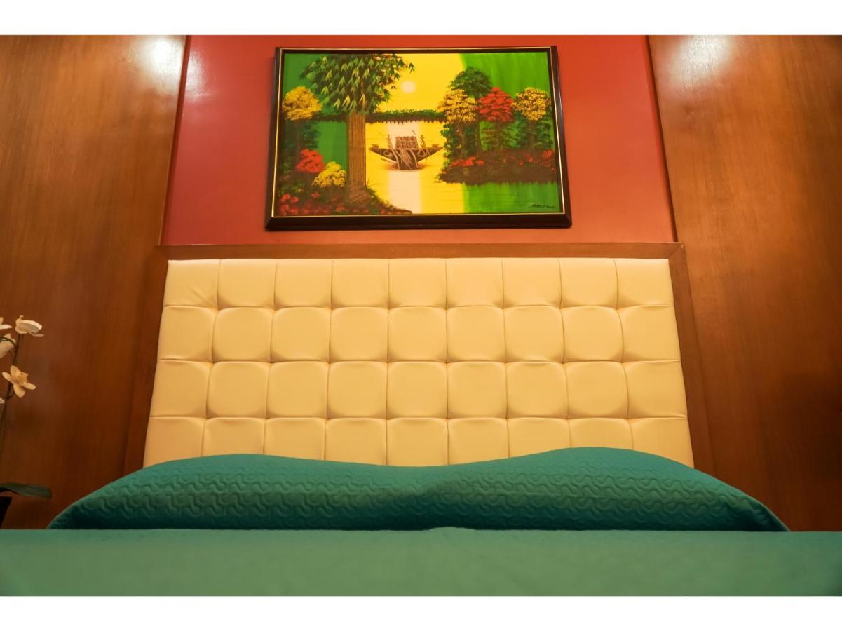 M28 Hotel And Apartments Quezon City Eksteriør billede