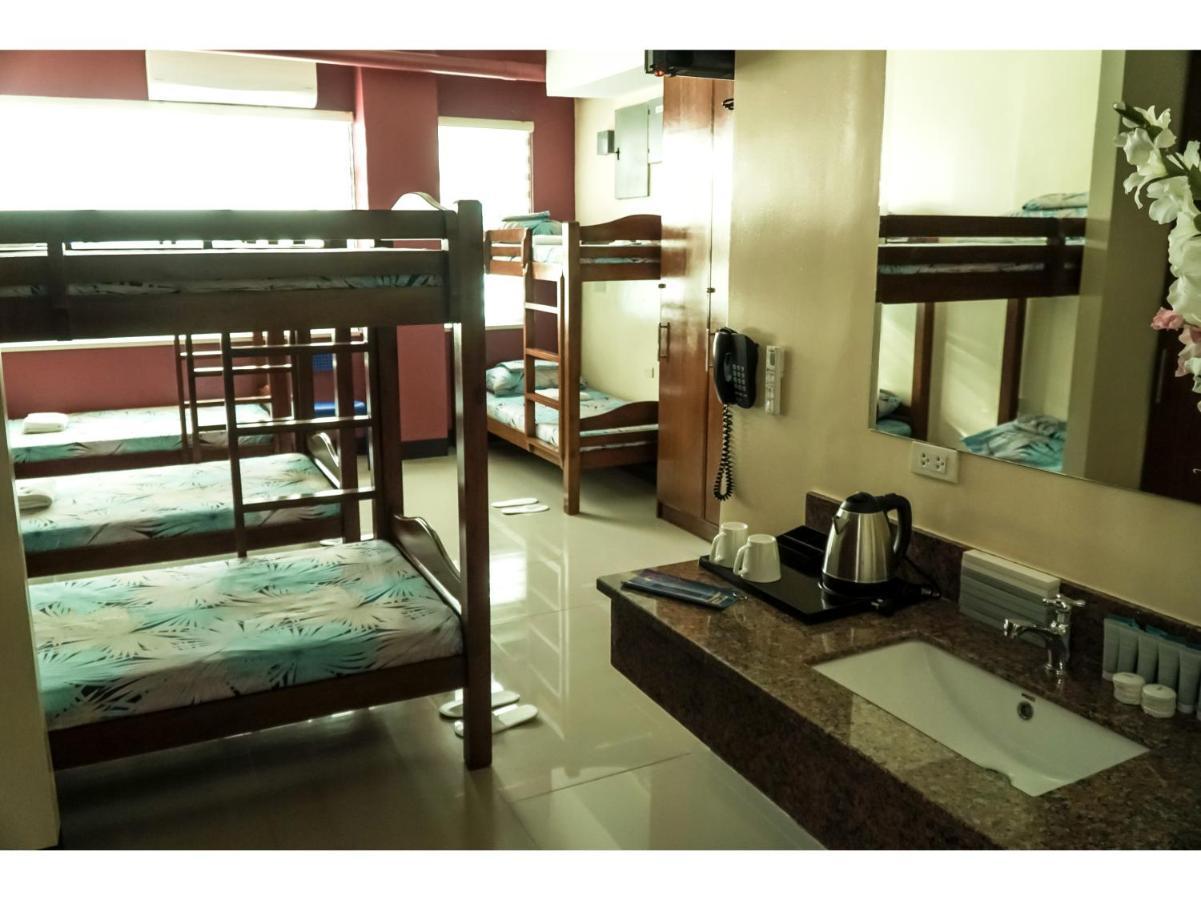 M28 Hotel And Apartments Quezon City Eksteriør billede