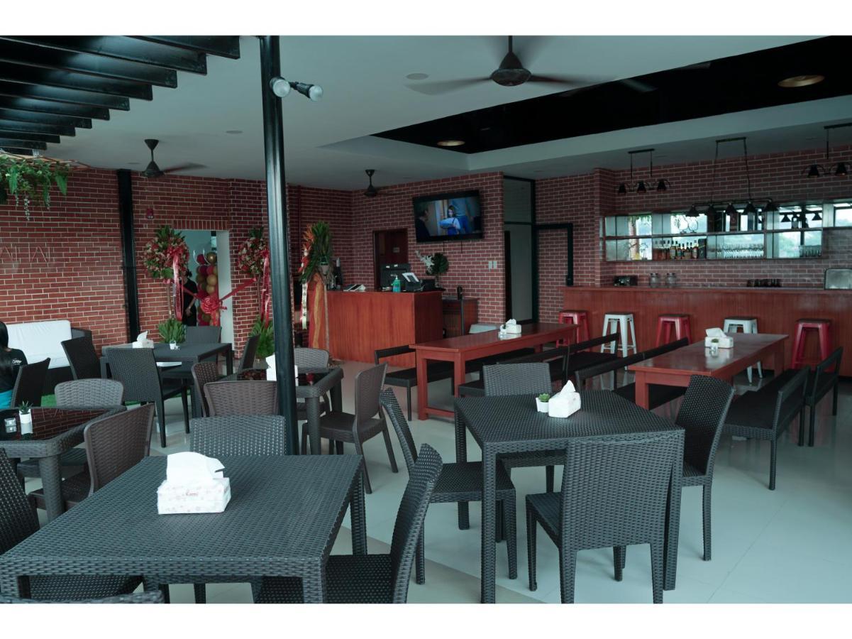 M28 Hotel And Apartments Quezon City Eksteriør billede