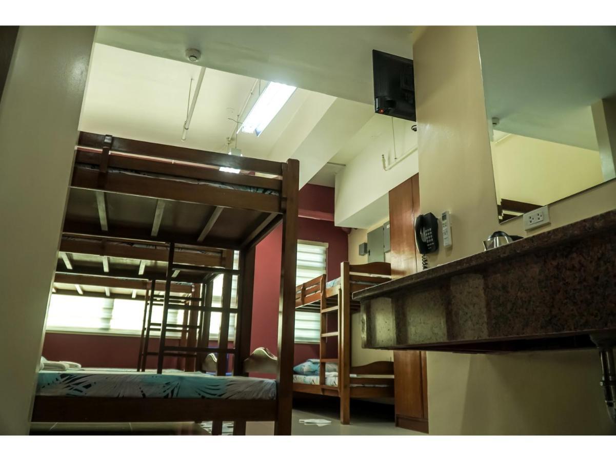 M28 Hotel And Apartments Quezon City Eksteriør billede