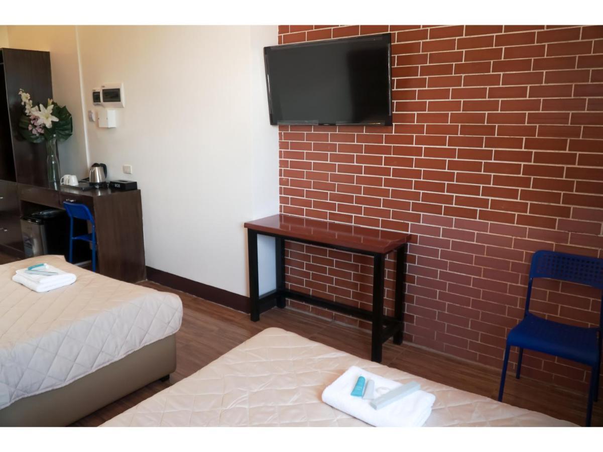 M28 Hotel And Apartments Quezon City Eksteriør billede