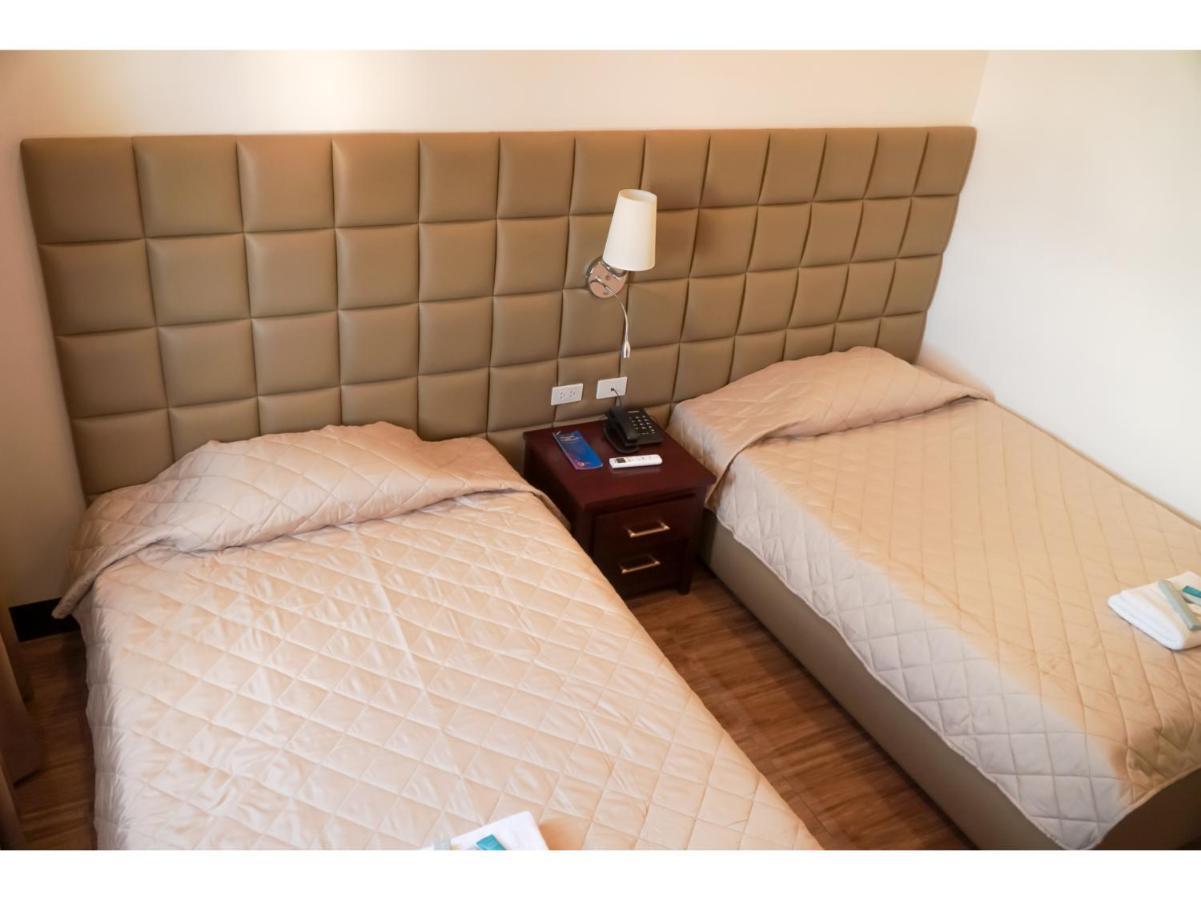 M28 Hotel And Apartments Quezon City Eksteriør billede