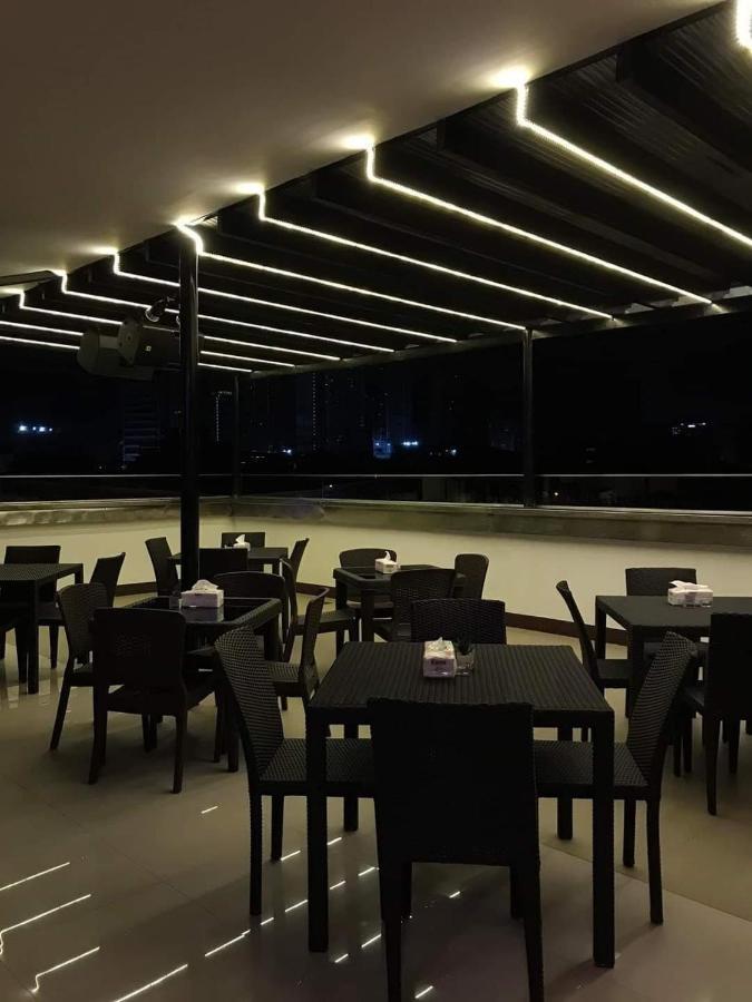 M28 Hotel And Apartments Quezon City Eksteriør billede